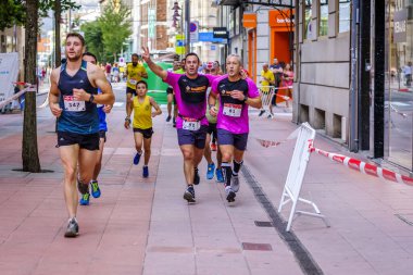 PONTEVEDRA, İspanya - 29 Haziran 2019: 5 ve 10 kilometrelik maraton, trafik kazalarının kurbanlarına şehir sokaklarında yardım etmek için.