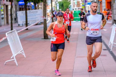 PONTEVEDRA, İspanya - 29 Haziran 2019: 5 ve 10 kilometrelik maraton, trafik kazalarının kurbanlarına şehir sokaklarında yardım etmek için.