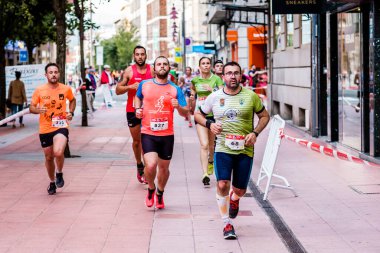 PONTEVEDRA, İspanya - 29 Haziran 2019: 5 ve 10 kilometrelik maraton, trafik kazalarının kurbanlarına şehir sokaklarında yardım etmek için.