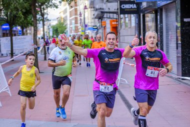 PONTEVEDRA, İspanya - 29 Haziran 2019: 5 ve 10 kilometrelik maraton, trafik kazalarının kurbanlarına şehir sokaklarında yardım etmek için.