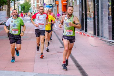 PONTEVEDRA, İspanya - 29 Haziran 2019: 5 ve 10 kilometrelik maraton, trafik kazalarının kurbanlarına şehir sokaklarında yardım etmek için.
