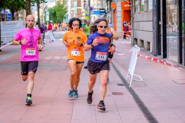 PONTEVEDRA, İspanya - 29 Haziran 2019: 5 ve 10 kilometrelik maraton, trafik kazalarının kurbanlarına şehir sokaklarında yardım etmek için.
