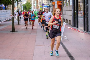 PONTEVEDRA, İspanya - 29 Haziran 2019: 5 ve 10 kilometrelik maraton, trafik kazalarının kurbanlarına şehir sokaklarında yardım etmek için.