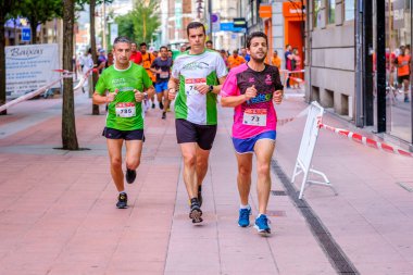 PONTEVEDRA, İspanya - 29 Haziran 2019: 5 ve 10 kilometrelik maraton, trafik kazalarının kurbanlarına şehir sokaklarında yardım etmek için.