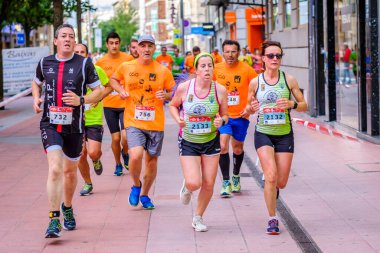 PONTEVEDRA, İspanya - 29 Haziran 2019: 5 ve 10 kilometrelik maraton, trafik kazalarının kurbanlarına şehir sokaklarında yardım etmek için.
