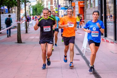 PONTEVEDRA, İspanya - 29 Haziran 2019: 5 ve 10 kilometrelik maraton, trafik kazalarının kurbanlarına şehir sokaklarında yardım etmek için.