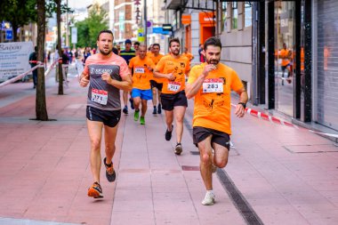 PONTEVEDRA, İspanya - 29 Haziran 2019: 5 ve 10 kilometrelik maraton, trafik kazalarının kurbanlarına şehir sokaklarında yardım etmek için.