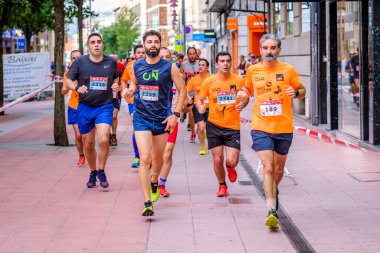 PONTEVEDRA, İspanya - 29 Haziran 2019: 5 ve 10 kilometrelik maraton, trafik kazalarının kurbanlarına şehir sokaklarında yardım etmek için.