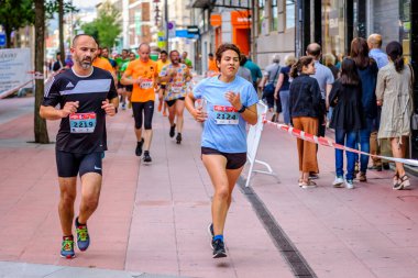 PONTEVEDRA, İspanya - 29 Haziran 2019: 5 ve 10 kilometrelik maraton, trafik kazalarının kurbanlarına şehir sokaklarında yardım etmek için.
