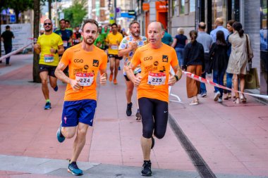 PONTEVEDRA, İspanya - 29 Haziran 2019: 5 ve 10 kilometrelik maraton, trafik kazalarının kurbanlarına şehir sokaklarında yardım etmek için.