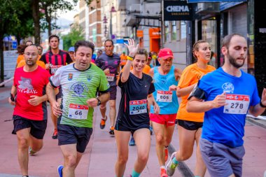 PONTEVEDRA, İspanya - 29 Haziran 2019: 5 ve 10 kilometrelik maraton, trafik kazalarının kurbanlarına şehir sokaklarında yardım etmek için.