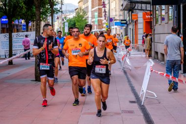 PONTEVEDRA, İspanya - 29 Haziran 2019: 5 ve 10 kilometrelik maraton, trafik kazalarının kurbanlarına şehir sokaklarında yardım etmek için.