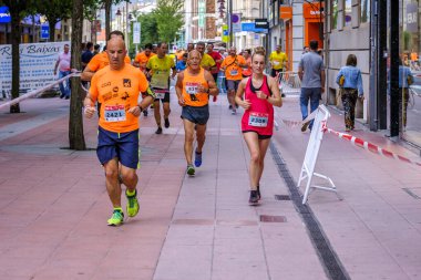 PONTEVEDRA, İspanya - 29 Haziran 2019: 5 ve 10 kilometrelik maraton, trafik kazalarının kurbanlarına şehir sokaklarında yardım etmek için.