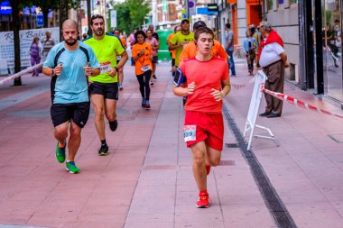 PONTEVEDRA, İspanya - 29 Haziran 2019: 5 ve 10 kilometrelik maraton, trafik kazalarının kurbanlarına şehir sokaklarında yardım etmek için.