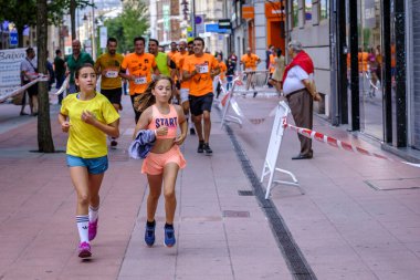 PONTEVEDRA, İspanya - 29 Haziran 2019: 5 ve 10 kilometrelik maraton, trafik kazalarının kurbanlarına şehir sokaklarında yardım etmek için.