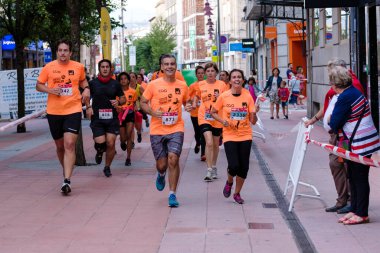 PONTEVEDRA, İspanya - 29 Haziran 2019: 5 ve 10 kilometrelik maraton, trafik kazalarının kurbanlarına şehir sokaklarında yardım etmek için.