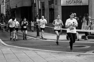 PONTEVEDRA, İspanya - 29 Haziran 2019: 5 ve 10 kilometrelik maraton, trafik kazalarının kurbanlarına şehir sokaklarında yardım etmek için.