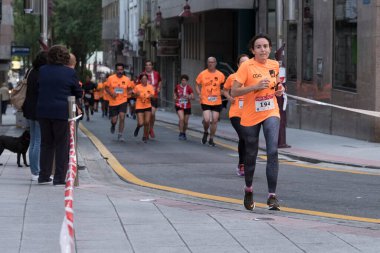 PONTEVEDRA, İspanya - 29 Haziran 2019: 5 ve 10 kilometrelik maraton, trafik kazalarının kurbanlarına şehir sokaklarında yardım etmek için.