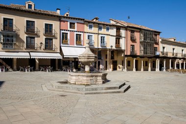 BURGO de OSMA, İspanya - 22 Haziran 2018: Soria ilinin geleneksel mimarisi ile köyün tarihi merkezinin sokaklarının ayrıntıları.