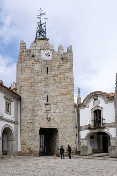 Caminha Portugal May 2018 一对夫妇在The Clock Tower前带狗 原名Viana Gate 只有形成卡明哈城堡入口的三座塔楼中幸存的一座 — 图库照片