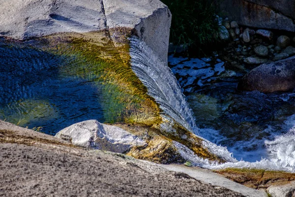 ポンテベドラ州とオレンセ州の州境として機能するガリシアの山岳地帯であるシエラ スイドの小さな滝 — ストック写真