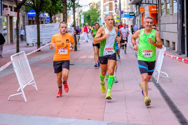 PONTEVEDRA, İspanya - 29 Haziran 2019: 5 ve 10 kilometrelik maraton, trafik kazalarının kurbanlarına şehir sokaklarında yardım etmek için.