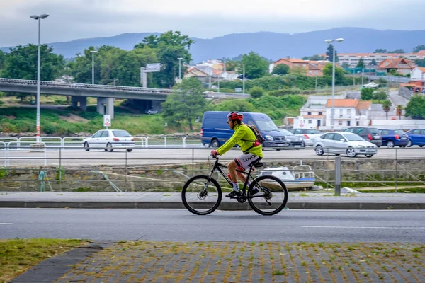 Pontevedra Espanha Junho 2019 Homem Bicicleta Corrida Caminha Por Uma — Fotografia de Stock
