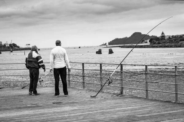 Pontevedra Hiszpania Czerwca 2019 Dwóch Mężczyzn Rozmawia Podczas Wędkowania Deptaku — Zdjęcie stockowe