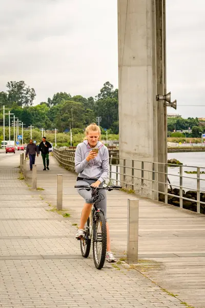Ποντεβεδρα Ισπανια Ιουνιου 2019 Μια Νεαρή Γυναίκα Ποδήλατο Κοιτάζει Smartphone — Φωτογραφία Αρχείου