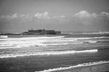 Portekiz 'deki Moledo plajının önündeki terk edilmiş askeri kalenin görüntüsü.