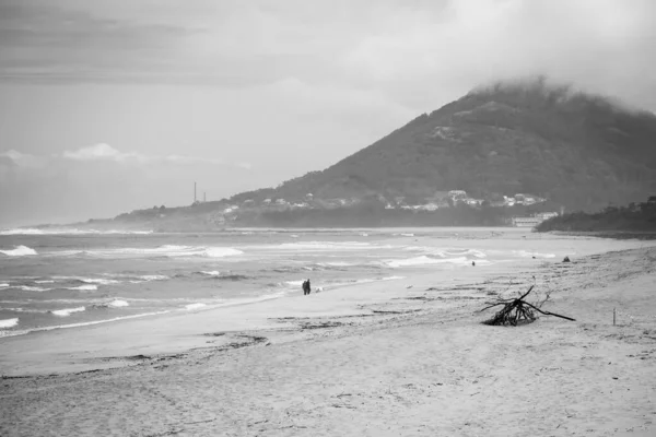 ポルトガルのモルドービーチ 2018年5月13日 ポルトガルのモレドビーチの砂を歩くカップル — ストック写真