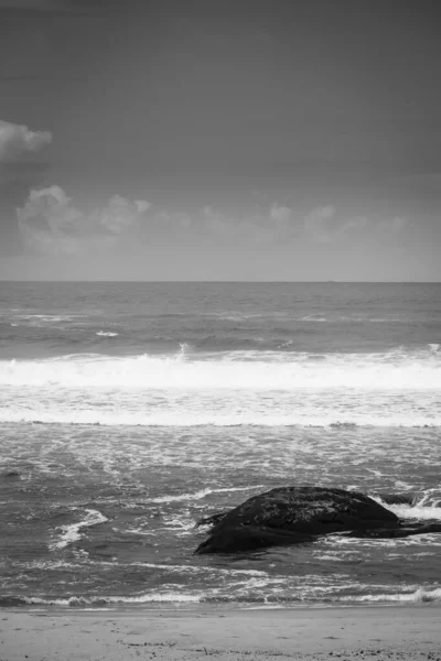 Fale Delikatnie Uderzające Brzeg Moledo Beach Północnej Portugalii — Zdjęcie stockowe