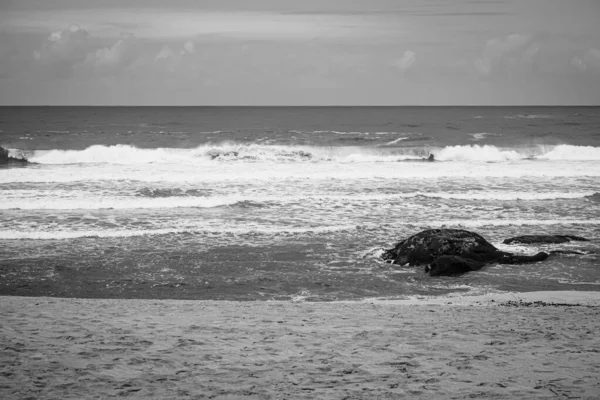 Vlny Jemně Narážející Břeh Pláži Moledo Severním Portugalsku — Stock fotografie