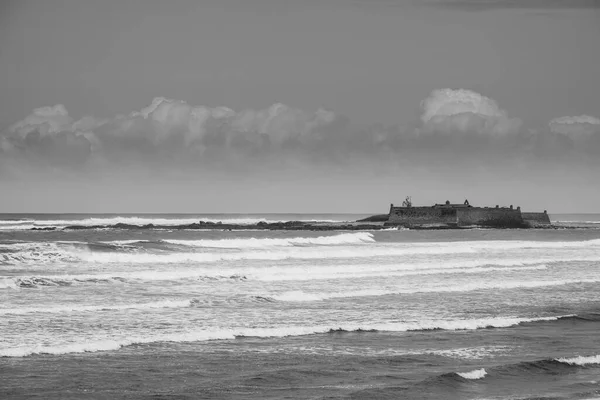 Vista Fortificación Militar Abandonada Frente Playa Moledo Portugal —  Fotos de Stock