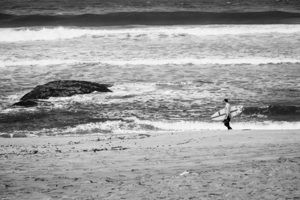 Moledo Portugalia Maj 2018 Spacery Piasku Deską Surfingową Plaży Moledo — Zdjęcie stockowe