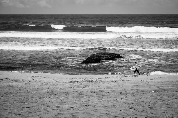 Moledo Portugal 2018年5月13日 葡萄牙莫莱多海滩上的一块冲浪板在沙滩上行走 — 图库照片