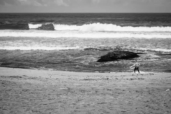 Moledo Portugalia Maj 2018 Spacery Piasku Deską Surfingową Plaży Moledo — Zdjęcie stockowe