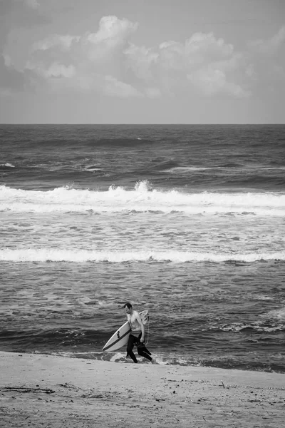 Moledo Portugalia Maj 2018 Spacery Piasku Deską Surfingową Plaży Moledo — Zdjęcie stockowe