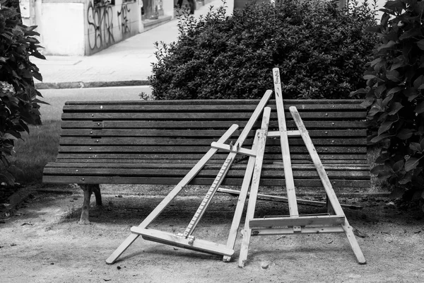Понтеведра Испания Июня 2019 Года Два Брошенных Мольберта Деревянной Скамейке — стоковое фото