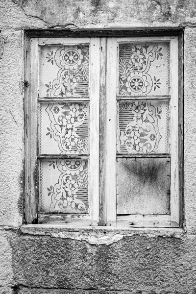 Fenster Mit Vorhängen Eines Hauses Portugal Durch Das Wetter Stark — Stockfoto