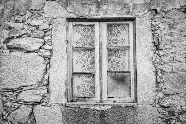 Ventana Con Cortinas Una Casa Muy Deteriorada Por Tiempo Portugal — Foto de Stock