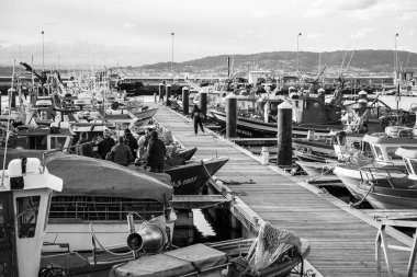 BUEU, İspanya - 1 Mayıs 2018: Spor tekneleri ve küçük balıkçı tekneleri.