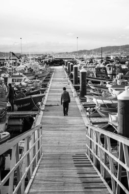 BUEU, İspanya - 1 Mayıs 2018: Spor tekneleri ve küçük balıkçı tekneleri.