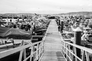 BUEU, İspanya - 1 Mayıs 2018: Spor tekneleri ve küçük balıkçı tekneleri.