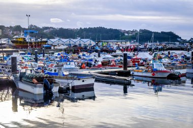 BUEU, İspanya - 1 Mayıs 2018: Spor tekneleri ve küçük balıkçı tekneleri.