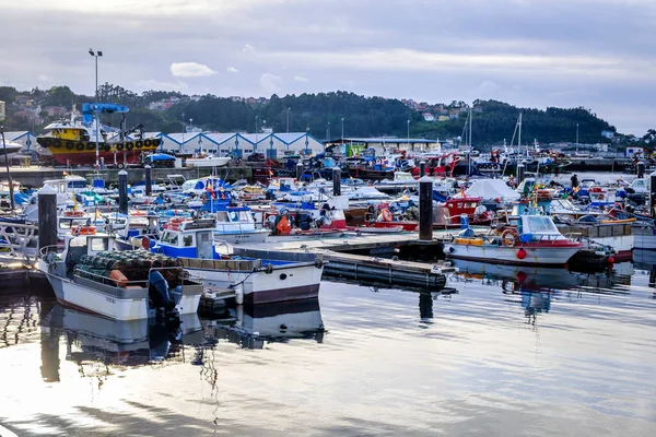 BUEU, İspanya - 1 Mayıs 2018: Spor tekneleri ve küçük balıkçı tekneleri.