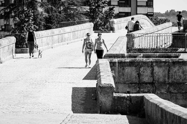 Ourense España Mayo 2018 Gente Caminando Largo Del Puente Medieval —  Fotos de Stock