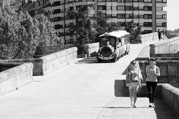 Ourense Spain May 2018 People Walking Medieval Bridge Crosses River — Stock Photo, Image