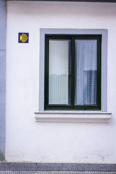 Fenster Eines Hauses Mit Dem Symbol Des Jakobsweges Außen — Stockfoto