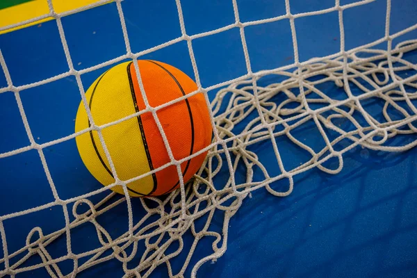Piłka Koszykówki Uwięziona Siatce Bramki Piłki Ręcznej Hali Sportowej — Zdjęcie stockowe